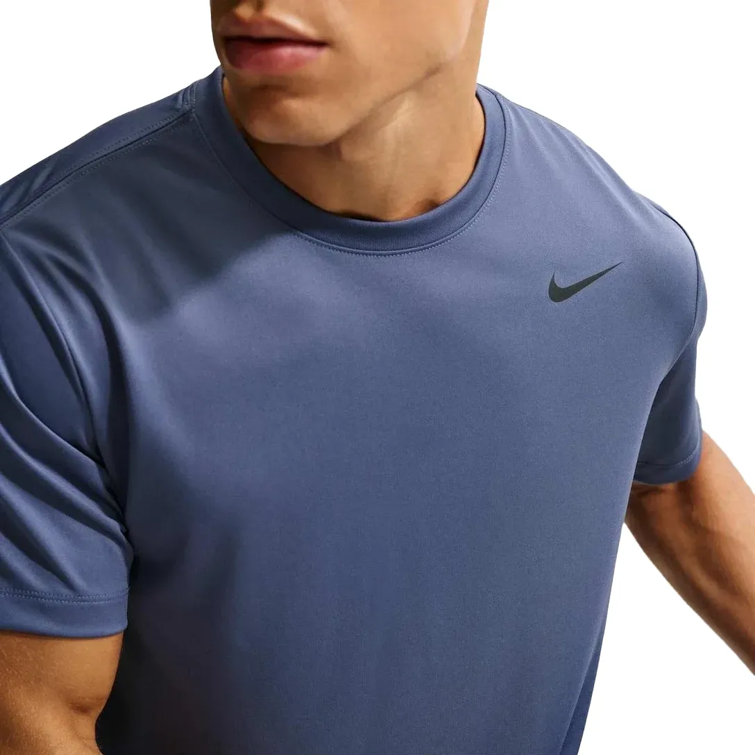 Camiseta Nike Dri-FIT Legend Azul Masculina vista frontal para seção vai servir